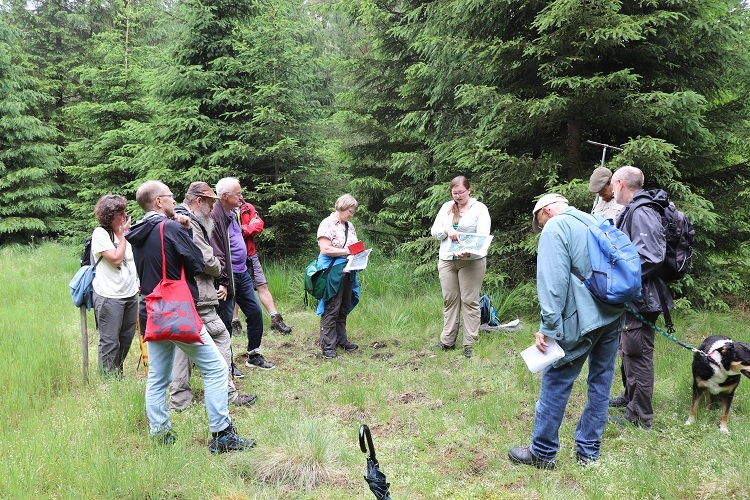 Im Niedermoor mit Referentin Lisa Kaule, Lehrstuhl Hydrologie (Foto: Andreas Peterek)