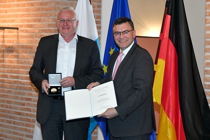 Prof. Dr. Carl Beierkuhnlein mit Bayerischer Europamedaille geehrt