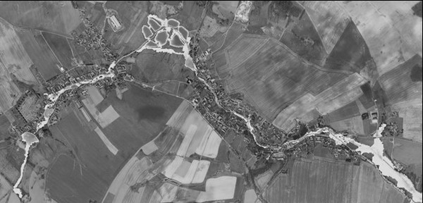 Überflutungen in Schullwitz und Eschdorf beim Hochwasser 2010 (Luftbild und Ergebnisse der 2D-Berechnungen, IHU 2021)
