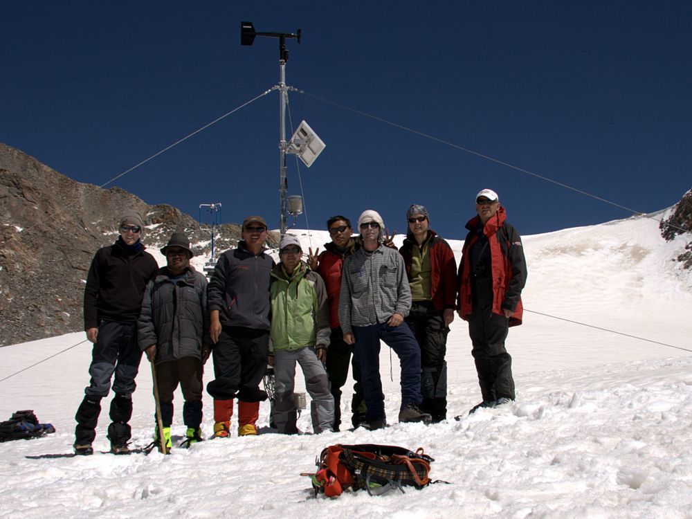 scientists in front of the AWS_zhadong