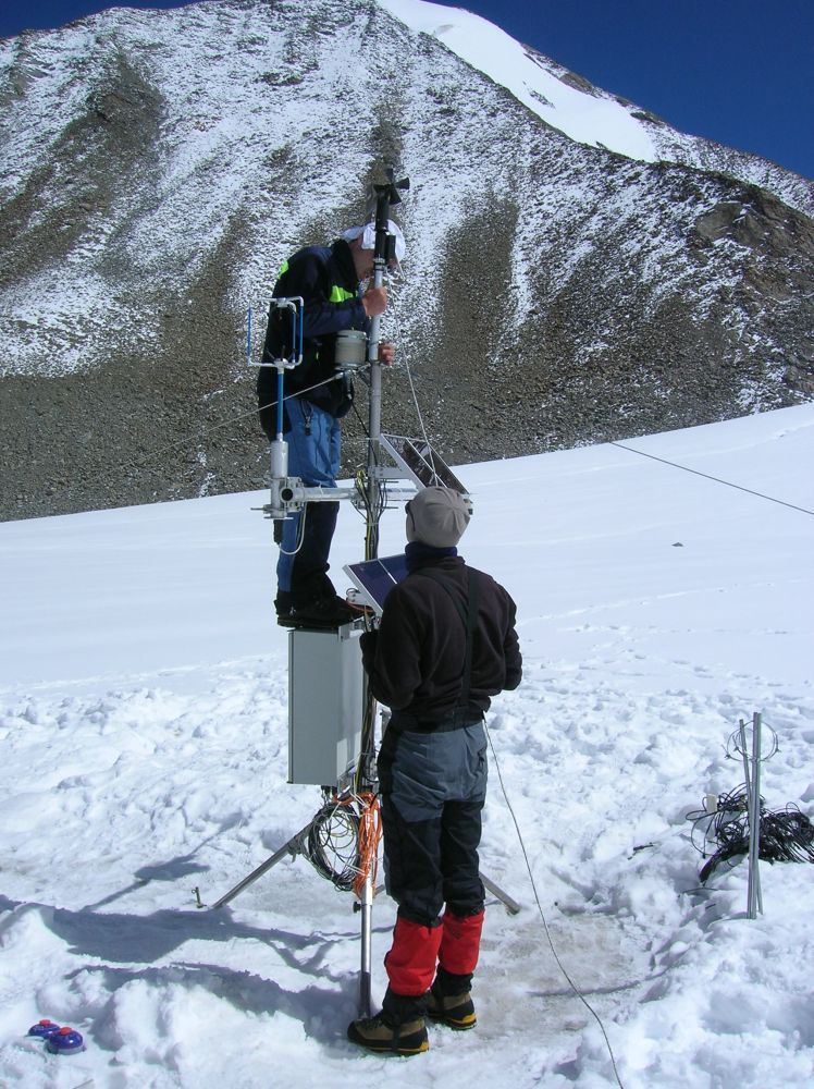 Dieter Scherer and Fabien Maussion repairing the AWS_zhadong